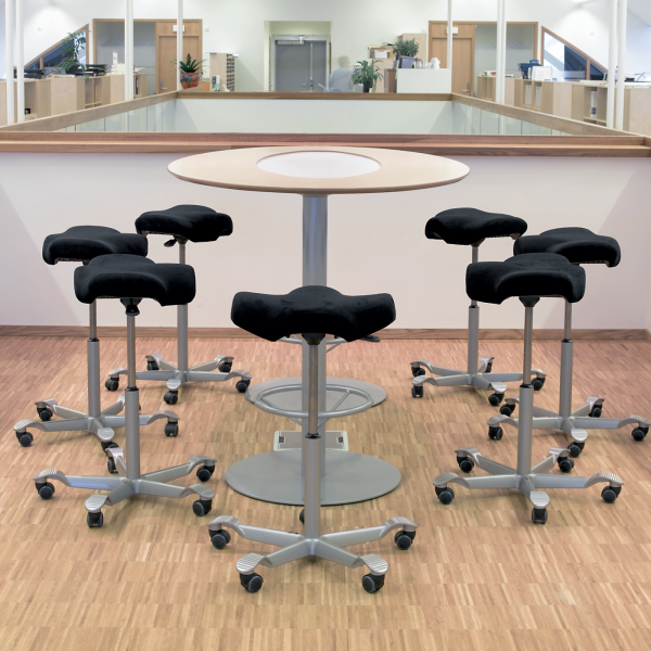 Sechs ergonomische HAG Stühle Tisch