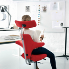 Person sitzt auf ergonomischem Stuhl