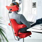 Mann sitzt auf ergonomischem Bürostuhl