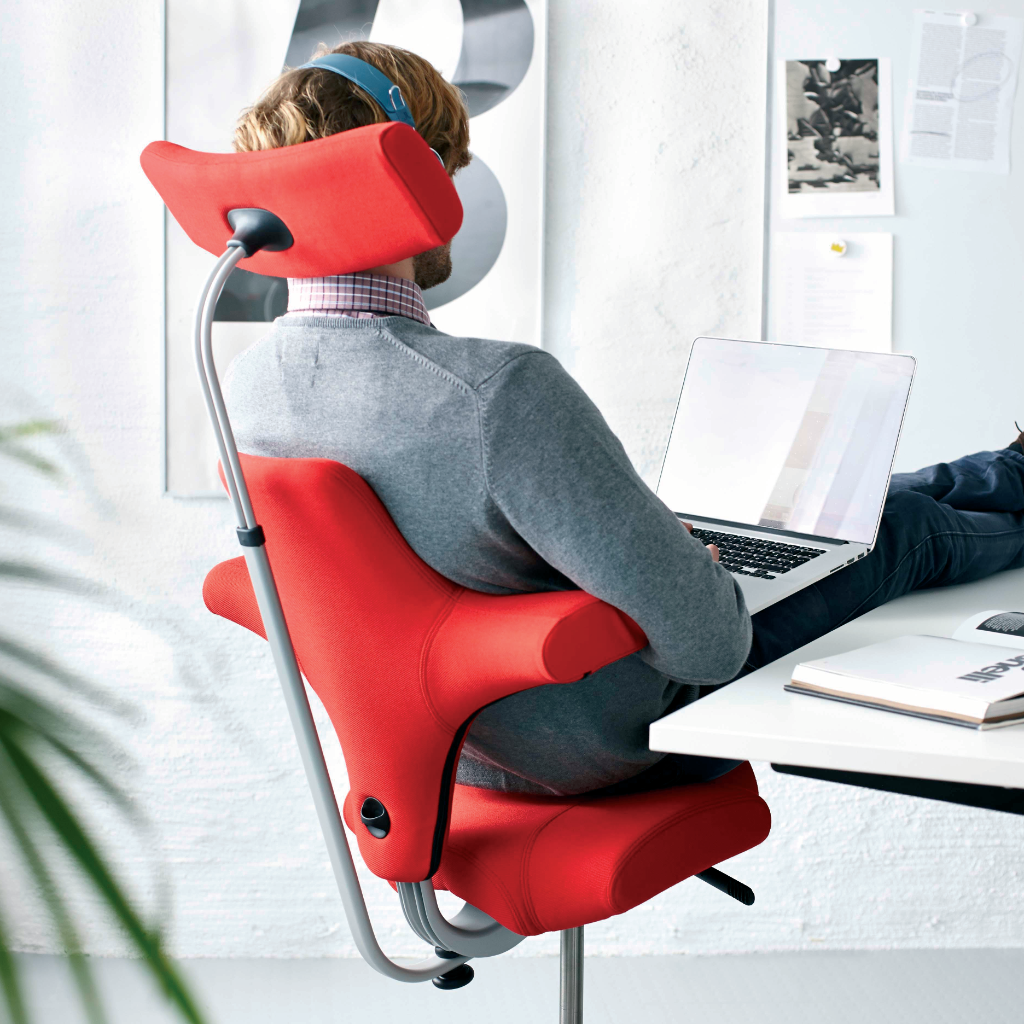 Mann sitzt auf ergonomischem Bürostuhl