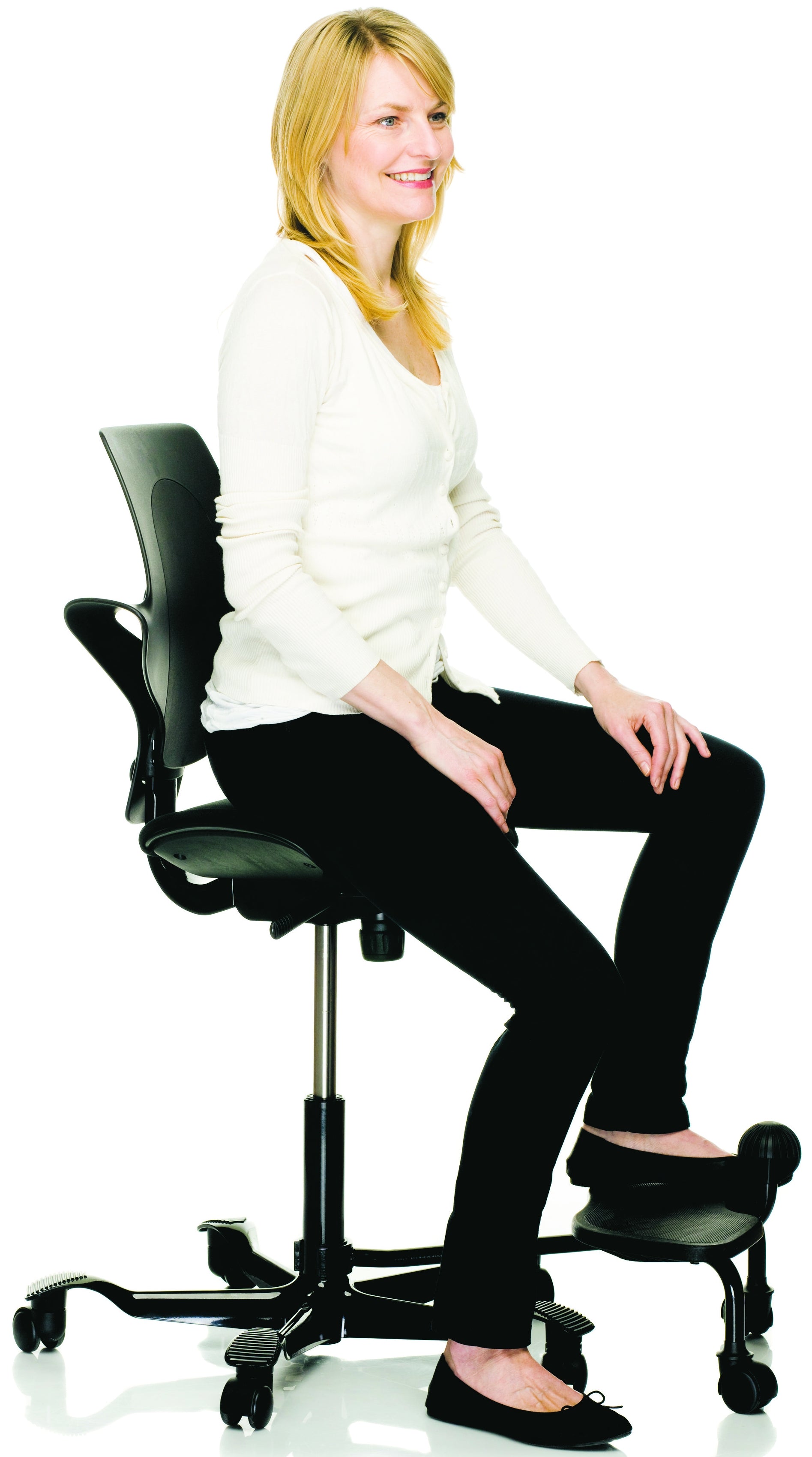 Frau sitzt auf ergonomischem Bürostuhl