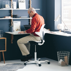 Mann sitzt auf ergonomischem Bürostuhl