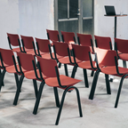 Rote Stühle in Konferenzraum