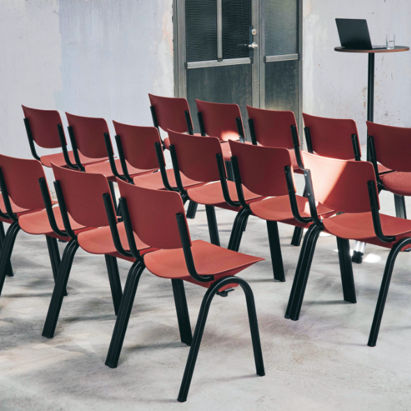 Rote Stühle in Konferenzraum