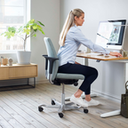 Frau sitzt ergonomisch auf Bürostuhl