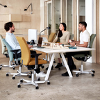 Drei Personen auf ergonomischen Bürostühlen
