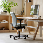 Ergonomischer HAG Stuhl am Schreibtisch