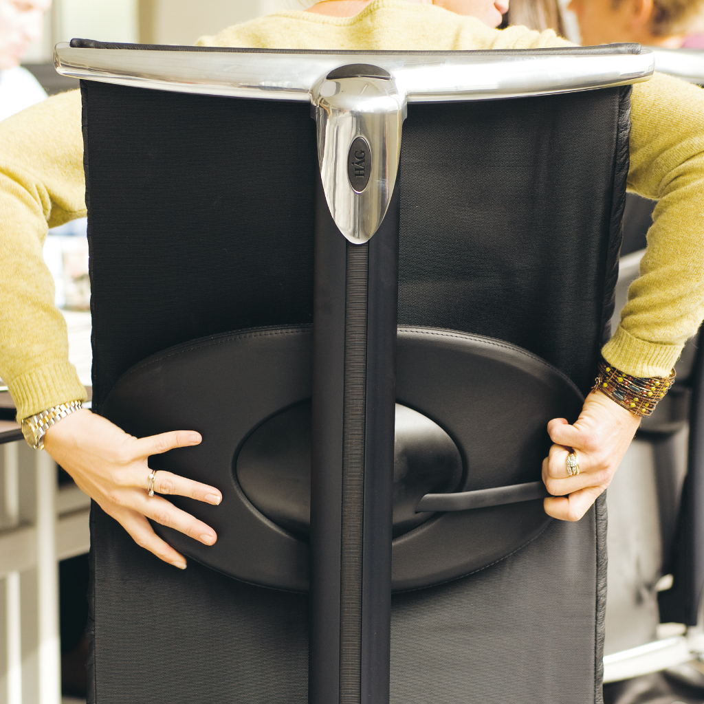 Person stellt ergonomischen HAG-Stuhl ein