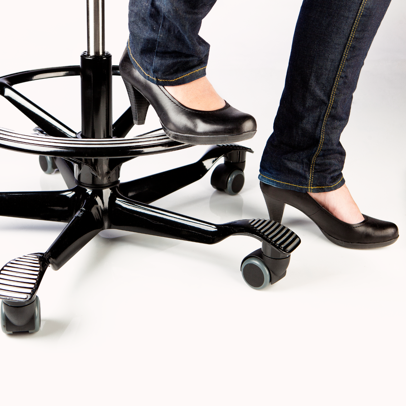 Frau nutzt ergonomischen HAG-Stuhl