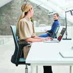 Zwei Personen auf ergonomischen Bürostühlen