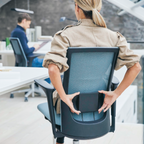 Frau testet ergonomischen HAG-Stuhl