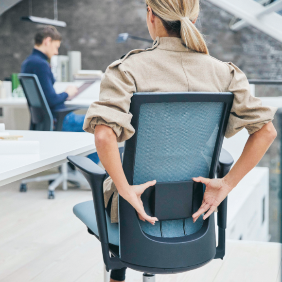 Frau testet ergonomischen HAG-Stuhl