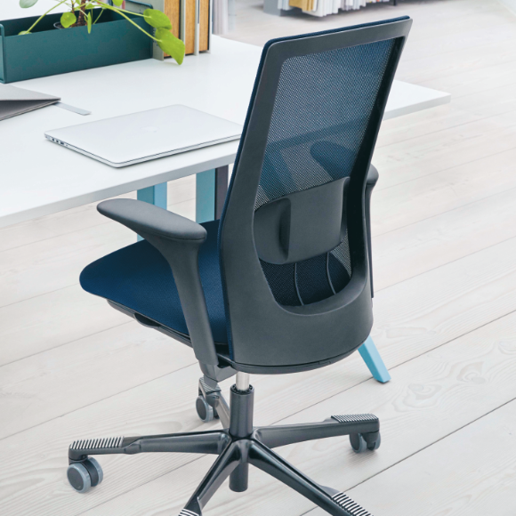 Ergonomischer HAG Bürostuhl am Schreibtisch