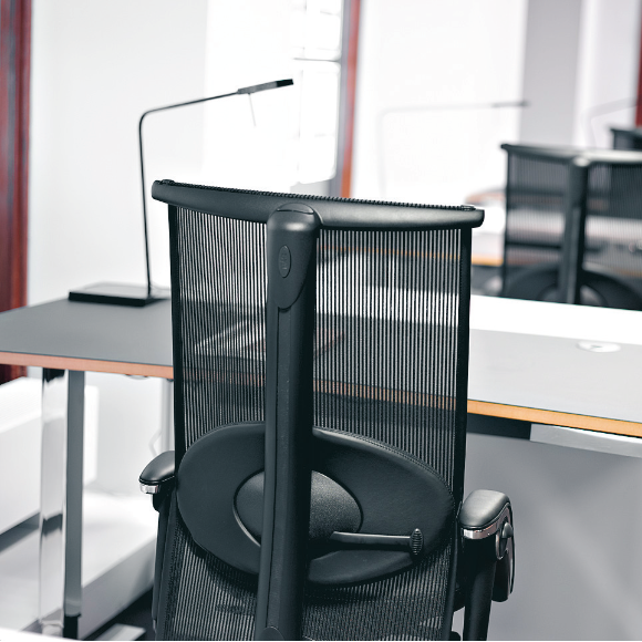 Ergonomischer HAG Bürostuhl am Schreibtisch