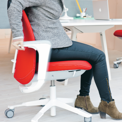 Person sitzt auf ergonomischem Bürostuhl