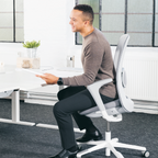 Mann sitzt auf ergonomischem Bürostuhl