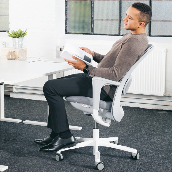 Person sitzt auf ergonomischem Bürostuhl
