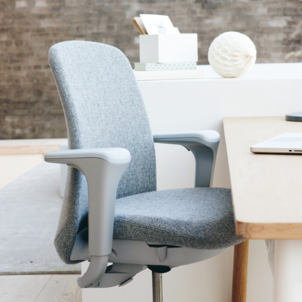 Ergonomischer HAG Bürostuhl am Schreibtisch