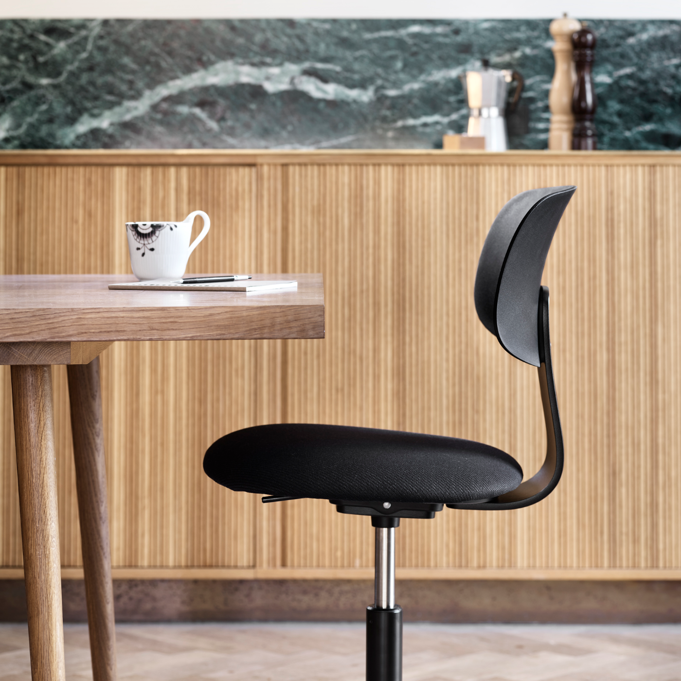 Ergonomischer HAG Stuhl am Tisch