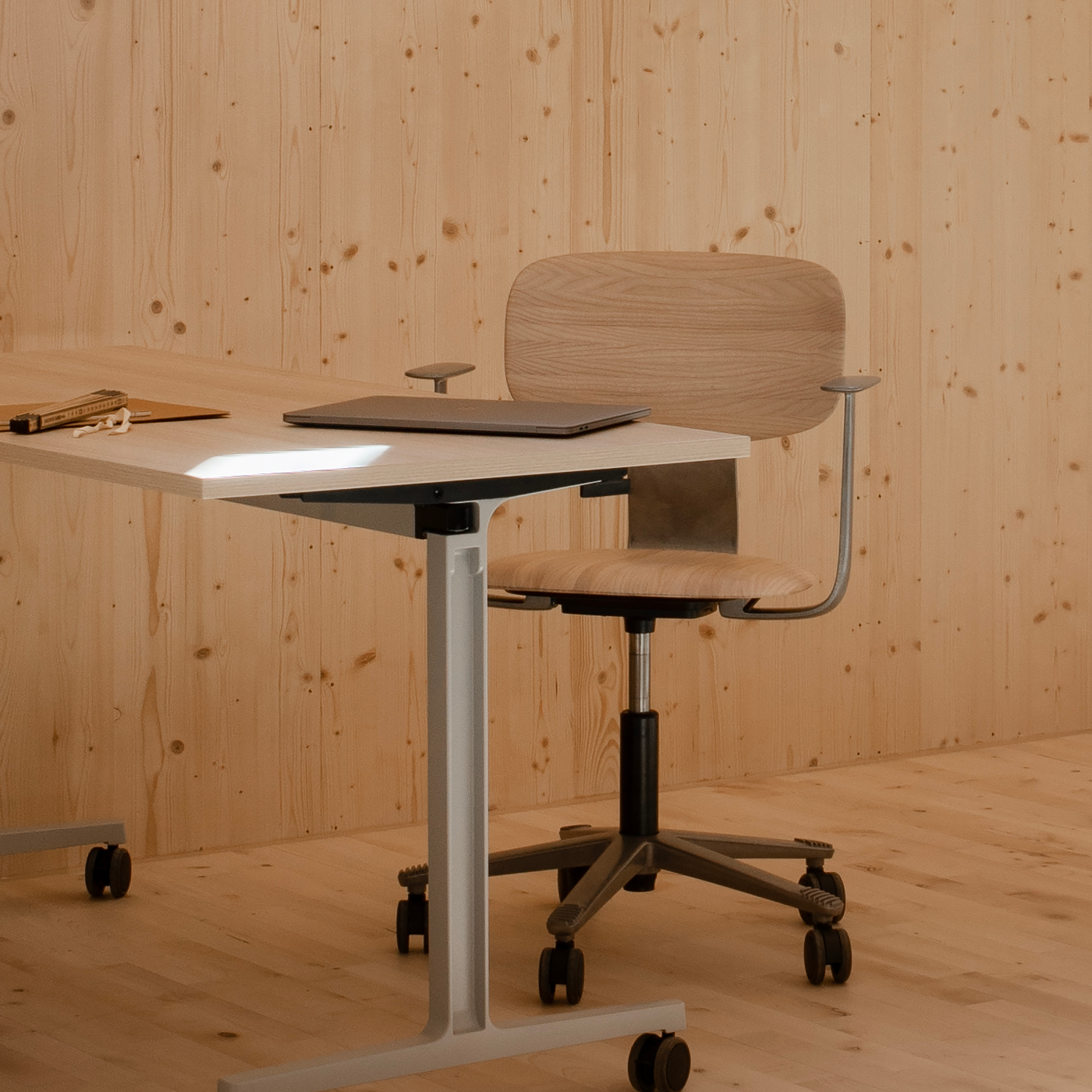 Ergonomischer HAG Stuhl am Schreibtisch