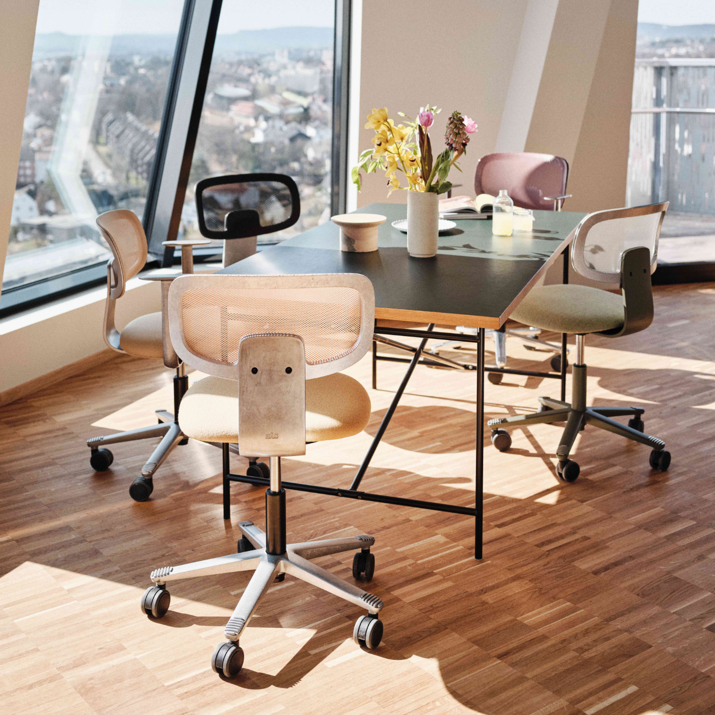 Ergonomische HAG Stühle Konferenzraum