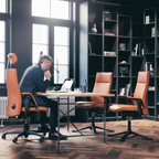 Mann sitzt auf ergonomischem Bürostuhl